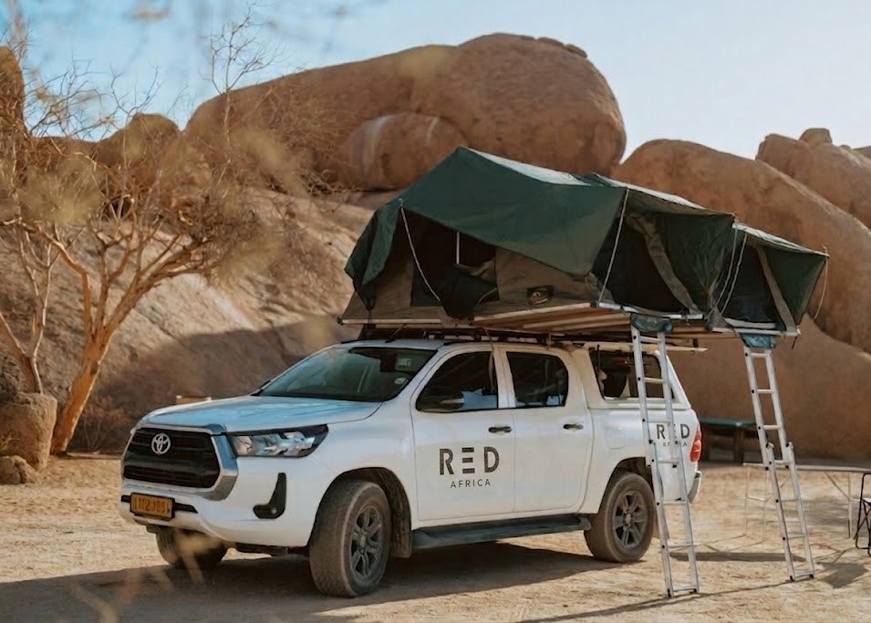 스피츠코페 바위 앞 RED AFRICA 힐럭스와 루프탑 텐트